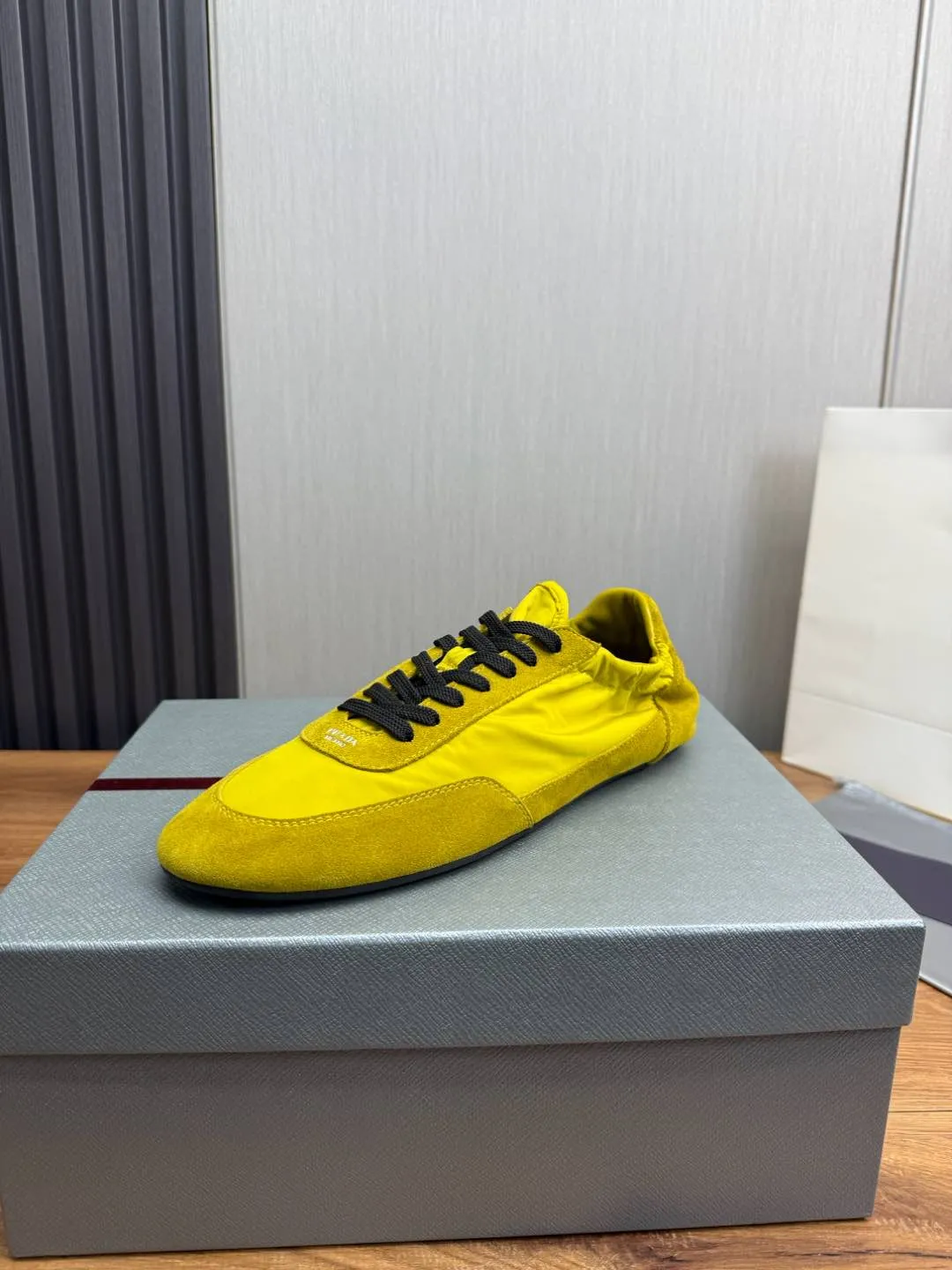 Men's Shoes💰500💰Men's PRADA 2025 Early Spring Collapse New Sports Shoes Moral Training Shoes Collapse's name comes from the fact that it can be easily put on and taken off with bare hands ~ The light and comfortable features create a more relaxed and casual look, and the side elastic design can be worn twice! Super comfortable catwalk sneakers, as thin and light as ballet slippers, as comfortable as sneakers, comfortable and super light on the feet. Fabric: frosted cowhide leather spliced ​​with nylon cloth, cowhide foot pads, men's size 38-45
